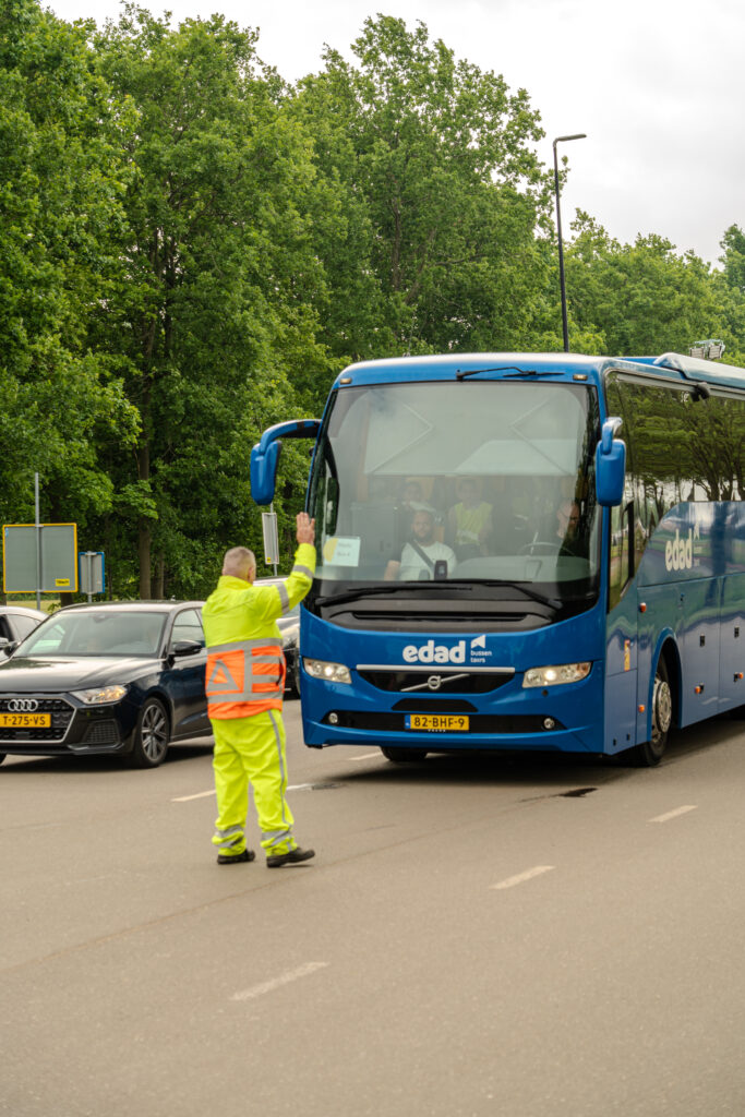 afbeelding van een verkeersregelaar bij de Opwekking